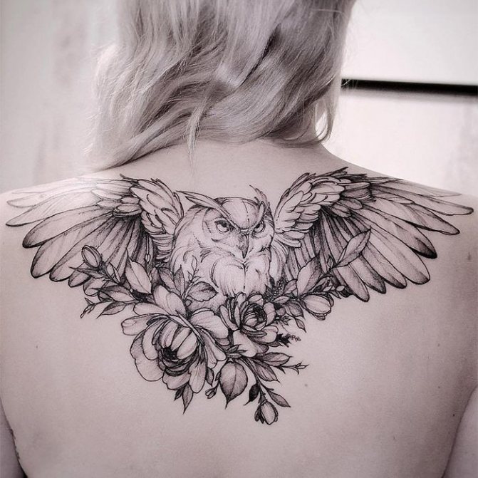 Photos d'une jeune fille tatouée d'une chouette déployant ses ailes