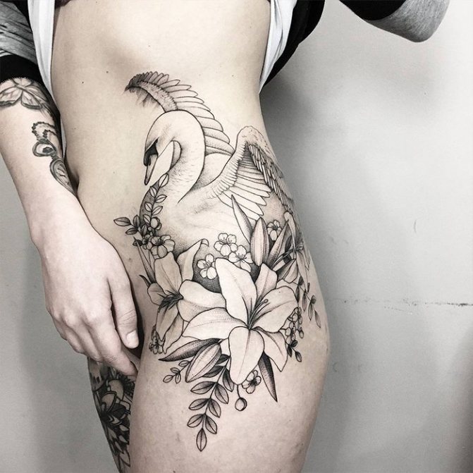 Tatouage d'un lys avec un cygne sur la cuisse pour les filles
