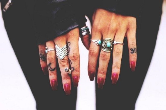 Tatouage pour filles sur le doigt
