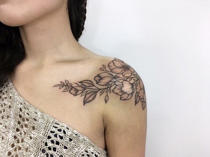 Tatouage sur l'épaule d'une fille