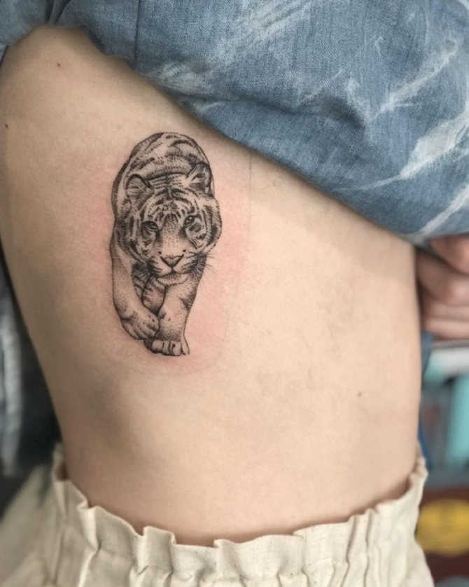 Ребро татуировки за момичета