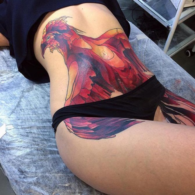 Tatouage sur le ventre et les jambes des filles