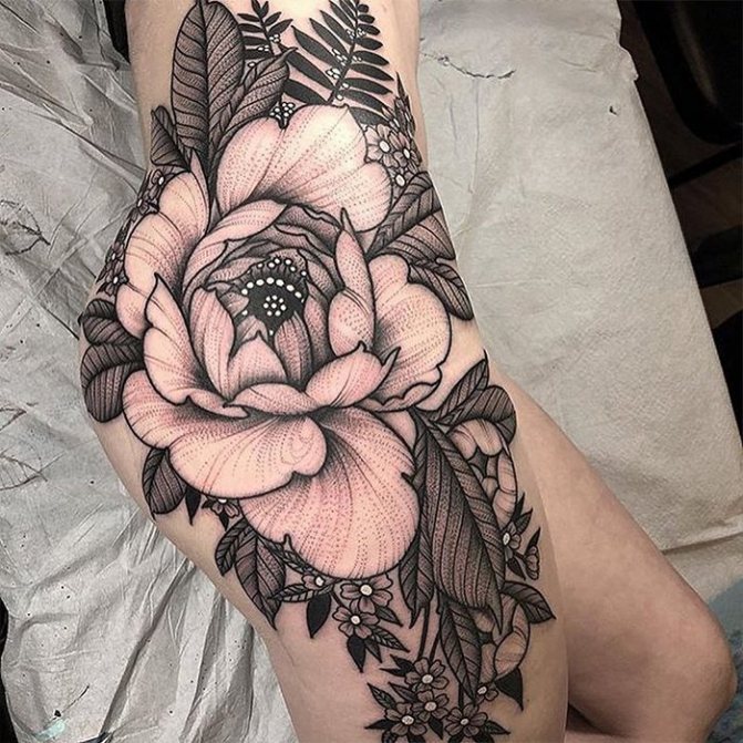 Tatouage pour filles d'une énorme fleur sur la cuisse