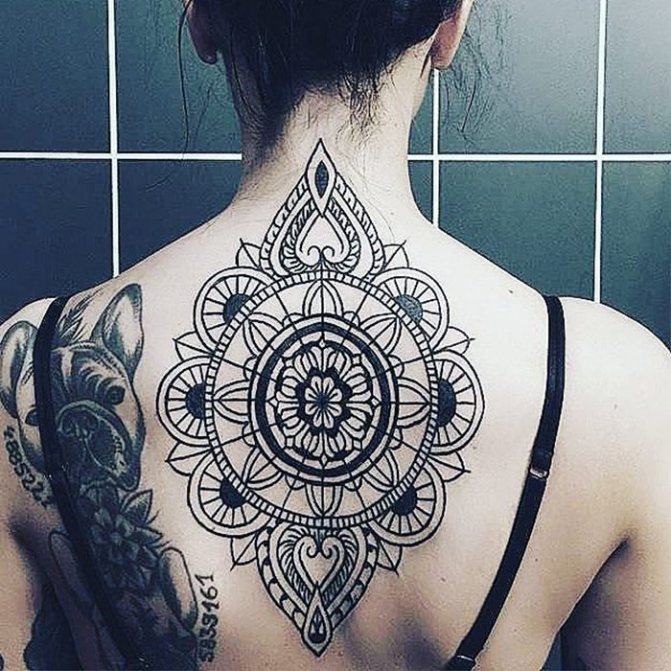 tatouage pour filles ornemental sur le dos