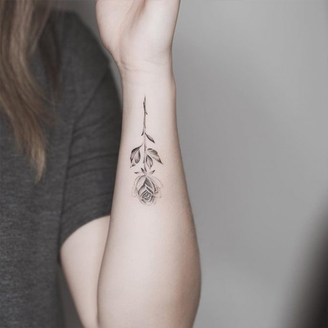 tatouage pour filles rose inversée avec clous