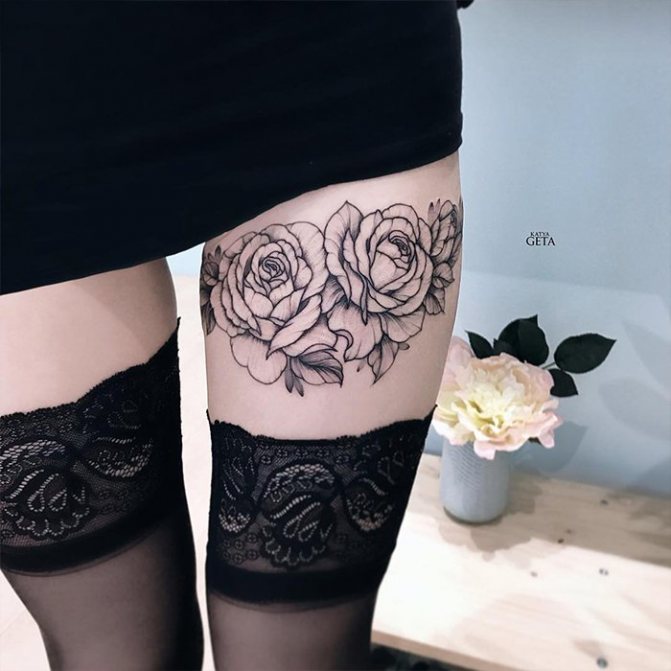 fille tatouant une pivoine sur son pied