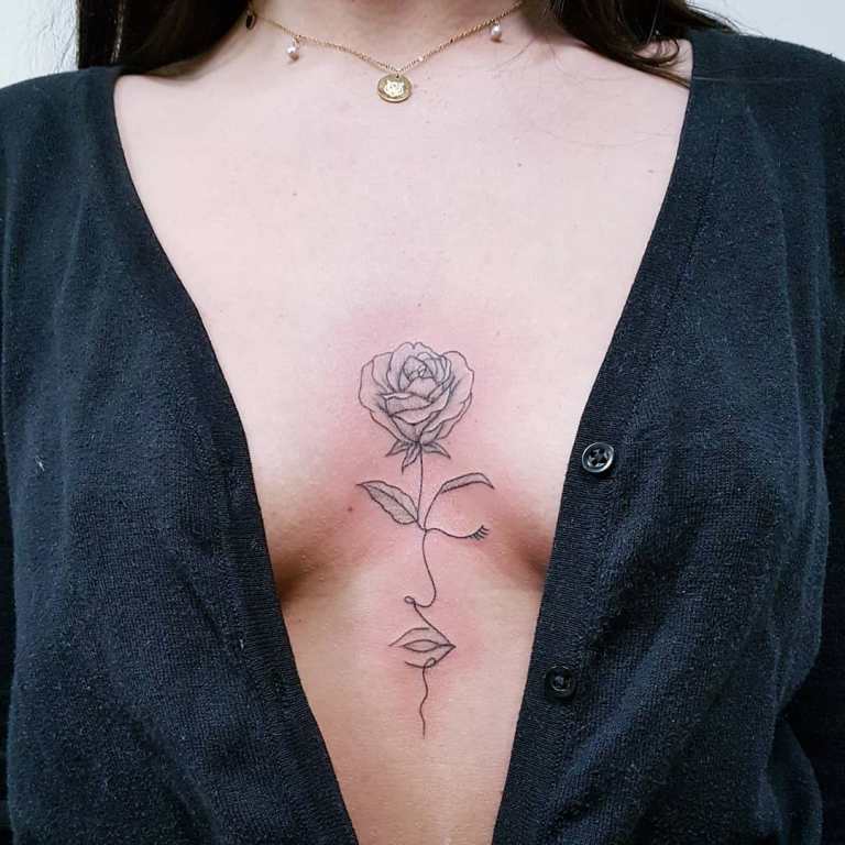 Tatouage pour filles sous les seins