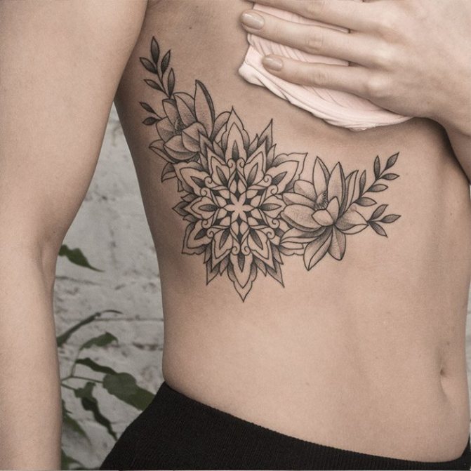 Fleurs tatouées pour filles sous les côtes