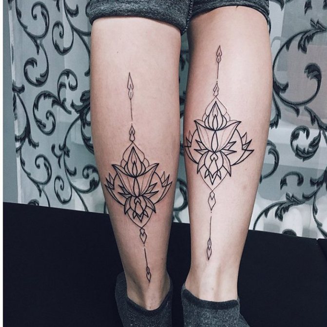 tatouage pour filles jambes à motifs jumelés