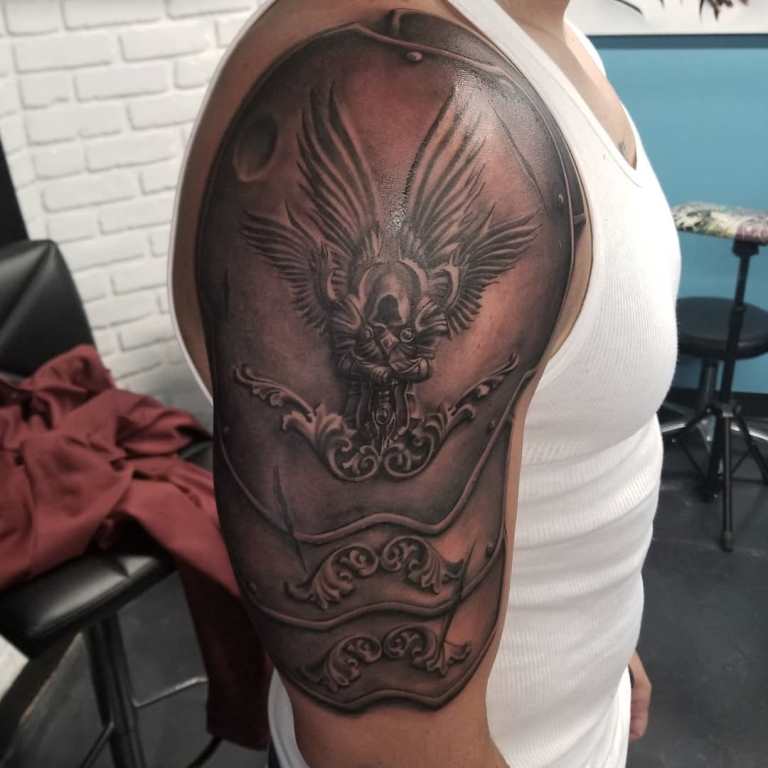 tatouage armure sur l'épaule