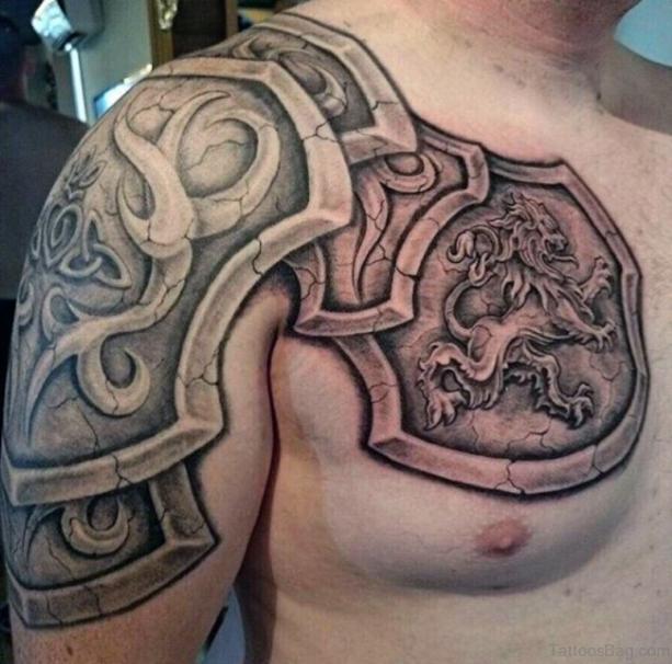 Tatouage d'une armure sur l'épaule
