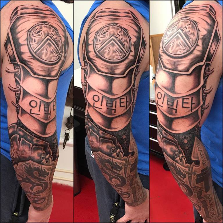 Tatouage d'une armure sur l'épaule