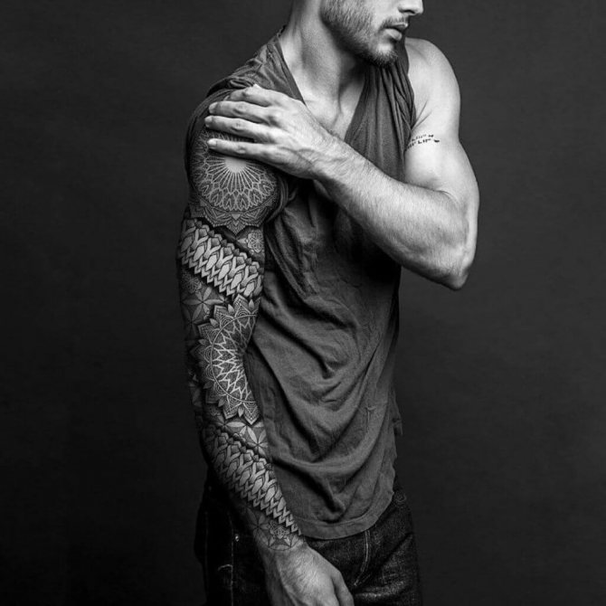 肩のタトゥー枕カバー