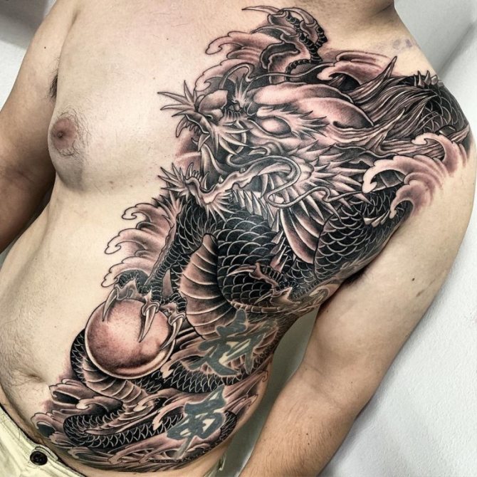 Tatouage d'un dragon sur la poitrine