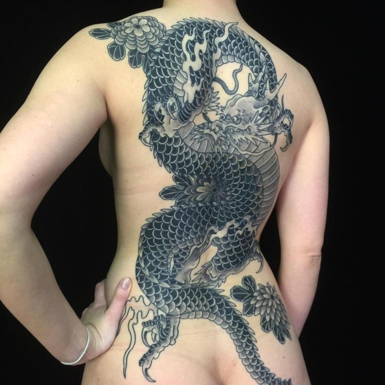 tatuaje de dragón en la espalda
