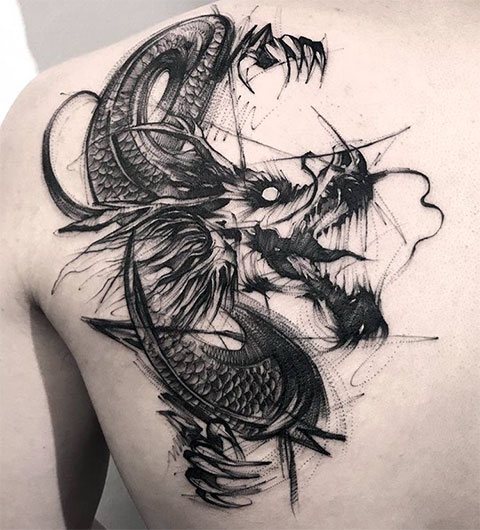 Tatuaje de un dragón en el omóplato de un hombre