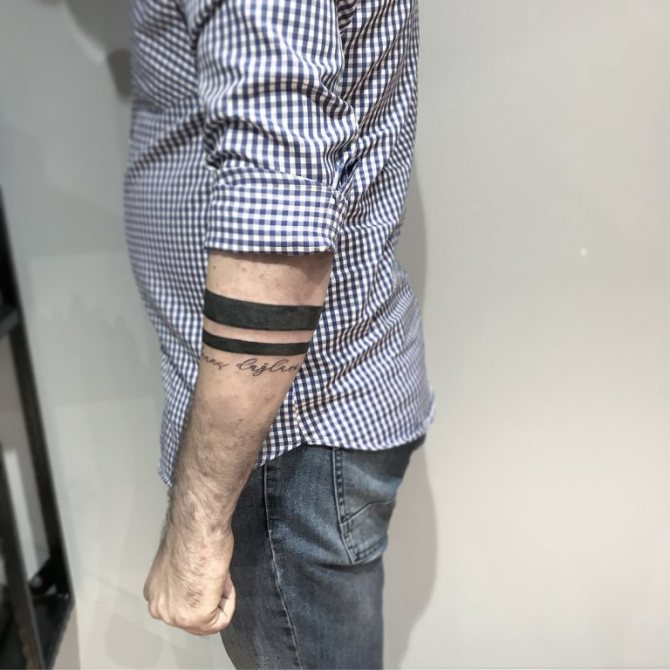 手のひらに2本のストライプのタトゥー