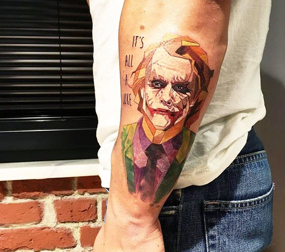 Tattoo Joker käsivarteen, kyynärvarteen, jalkaan. Luonnokset, valokuva, merkitys