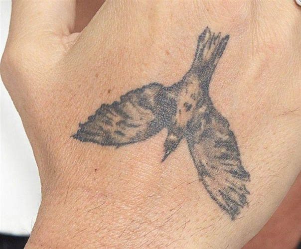 Tatuaje de Johnny Depp. Cuadros en su brazo, espalda y mano