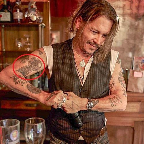 Tatuaje de Johnny Depp. Cuadros en su brazo, espalda y mano