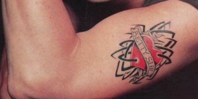 Tatuaje de Johnny Depp. Cuadros en su brazo, espalda y mano