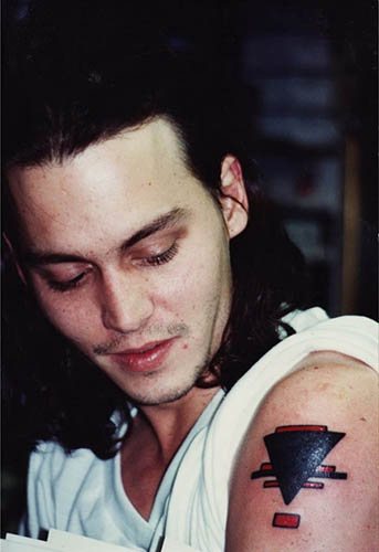 Tatuaje de Johnny Depp. Cuadros en su brazo, espalda y mano