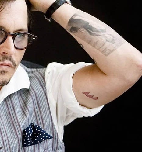 Tatuaje de Johnny Depp. Cuadros en su brazo, espalda y mano