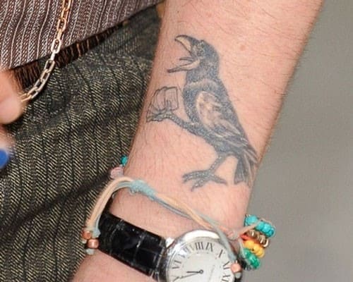 Tatuaje de Johnny Depp. Cuadros en su brazo, espalda y mano
