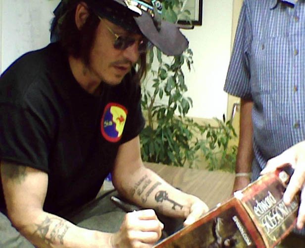 Tatuaje de Johnny Depp. Cuadros en su brazo, espalda y mano