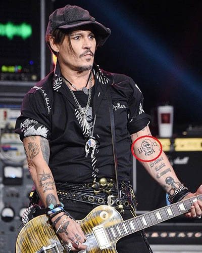 Tatuaje de Johnny Depp. Cuadros en su brazo, espalda y mano