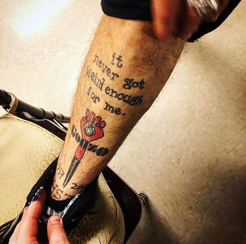 Tatuaje de Johnny Depp. Cuadros en su brazo, espalda y mano