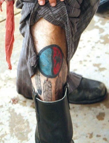 Tatuaje de Johnny Depp. Cuadros en su brazo, espalda y mano