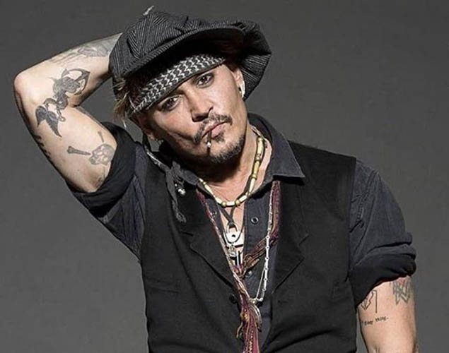 Tatuaje de Johnny Depp. Cuadros en su brazo, espalda y mano