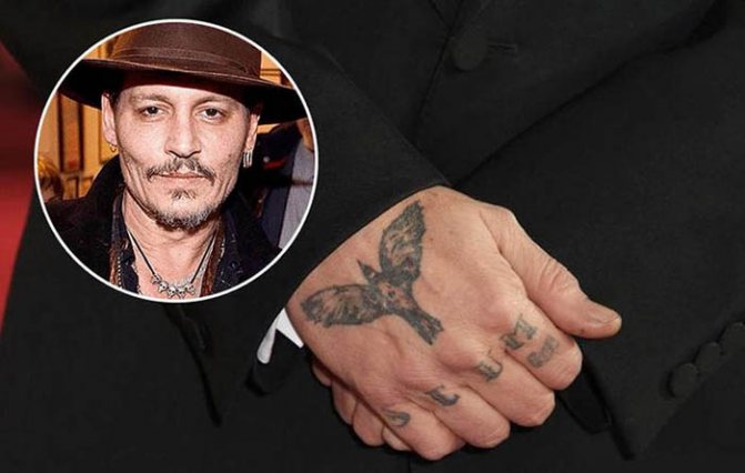 Tatuaje de Johnny Depp. Cuadros en su brazo, espalda y mano
