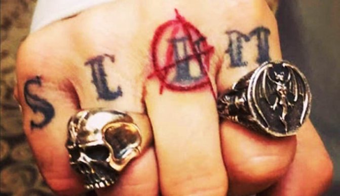 Tatuaje de Johnny Depp. Cuadros en su brazo, espalda y mano