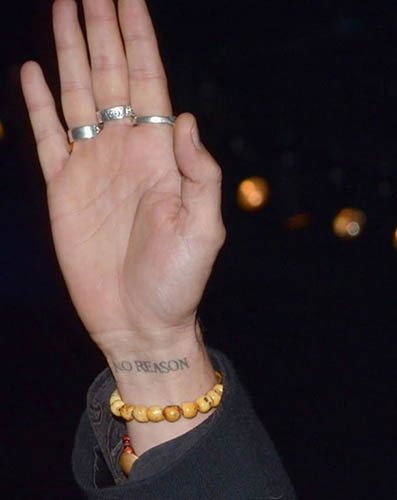 Tatuaje de Johnny Depp. Cuadros en su brazo, espalda y mano