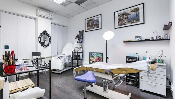 Tetoválás egyiptomi témák férfiak és lányok számára. Vázlatok a karon, alkaron, ujjakon, értékek. Fotó