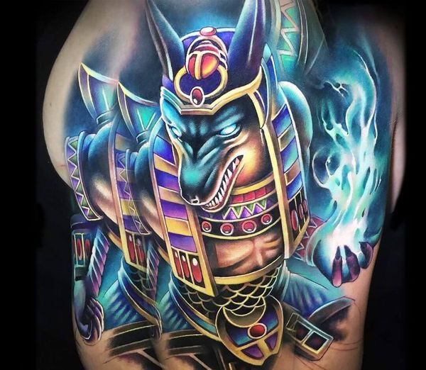 Tatouage de thèmes égyptiens pour les hommes et les filles. Esquisses sur la main, l'avant-bras, les doigts, les valeurs. Photo