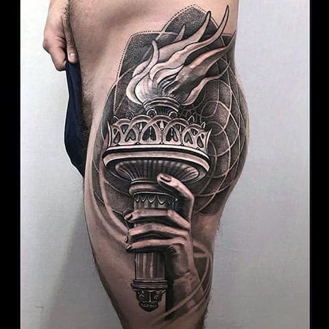 Tatouage de la torche sur la hanche