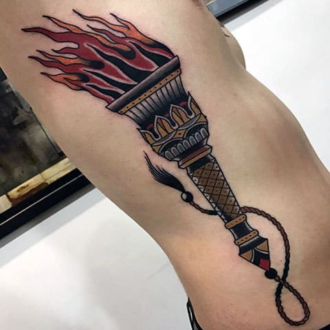 Torche de tatouage sur le côté