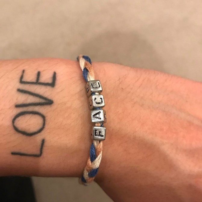 tatuaje de una cara en el brazo