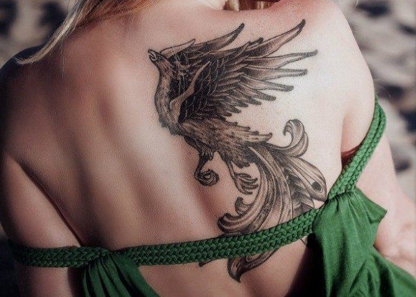 Tatouage d'un phénix sur le dos d'une fille