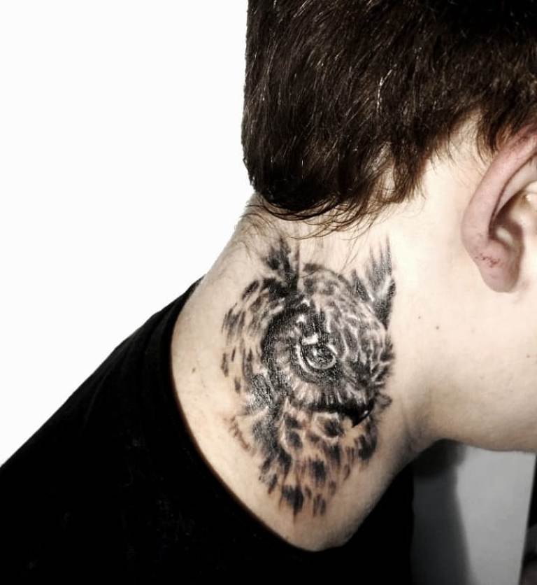 Татуировка сова на врата