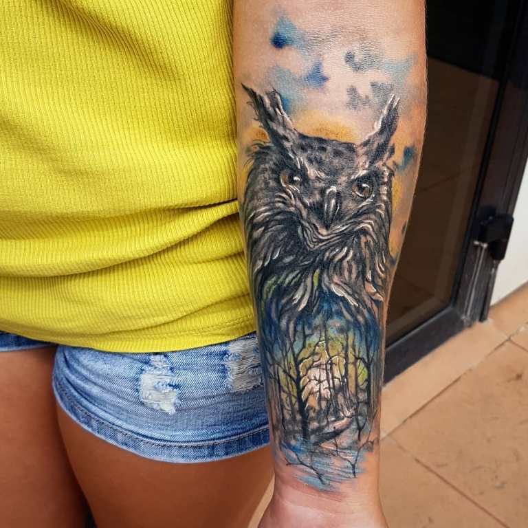Tatouage d'une chouette avec une forêt