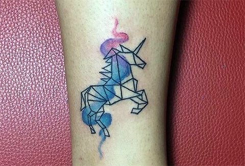 Γεωμετρία τατουάζ στον αστράγαλο