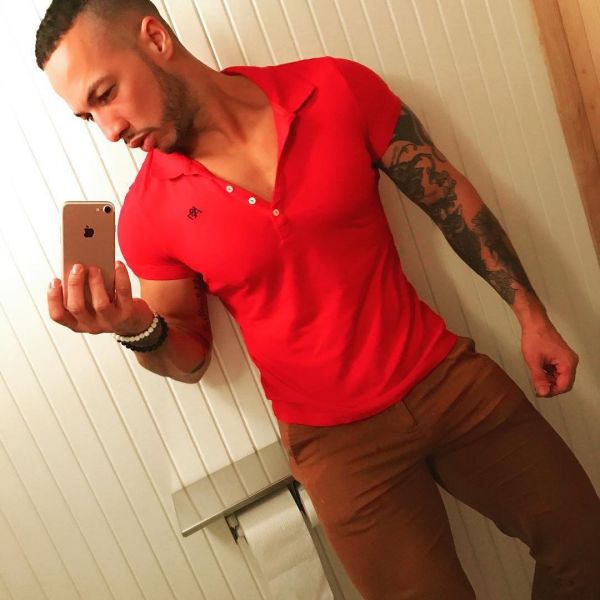 Tatouage d'un homme gay sur une main