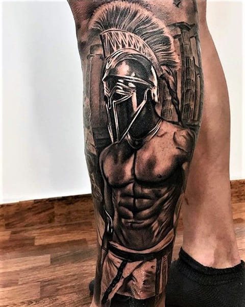 Tatouage de gladiateur sur la jambe