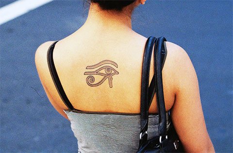 Tatouage de la montagne des yeux pour les femmes