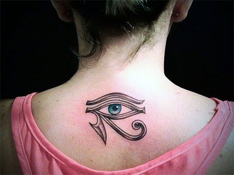 Tatouage de la montagne des yeux pour les femmes