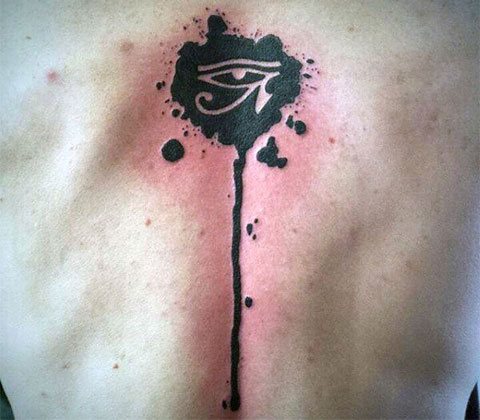 Tatouage de la montagne des yeux dans le dos